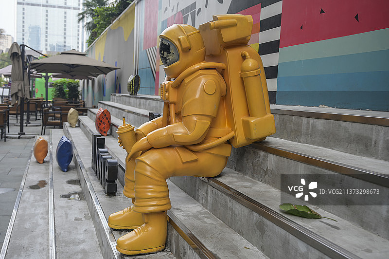 成都太古里街头的宇航员雕塑图片素材