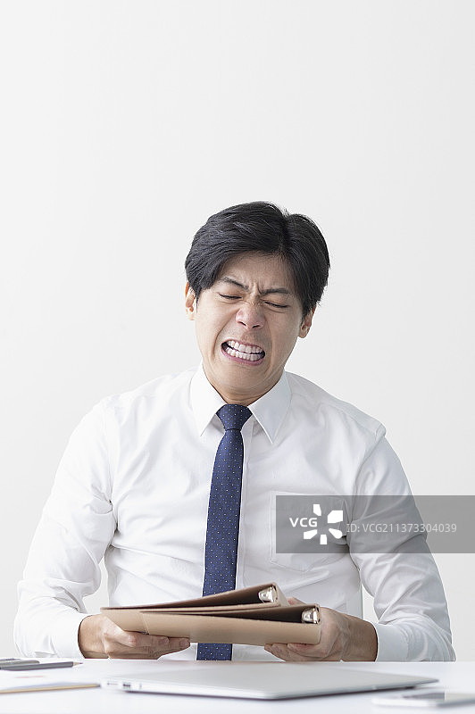 商业男性拿着文件皱眉头图片素材