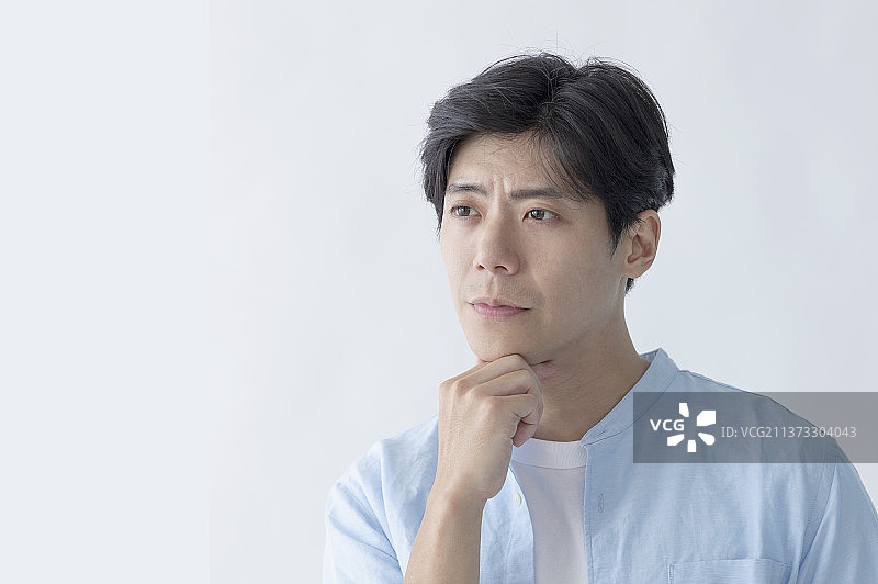 中年男性手托着头正在思考问题图片素材
