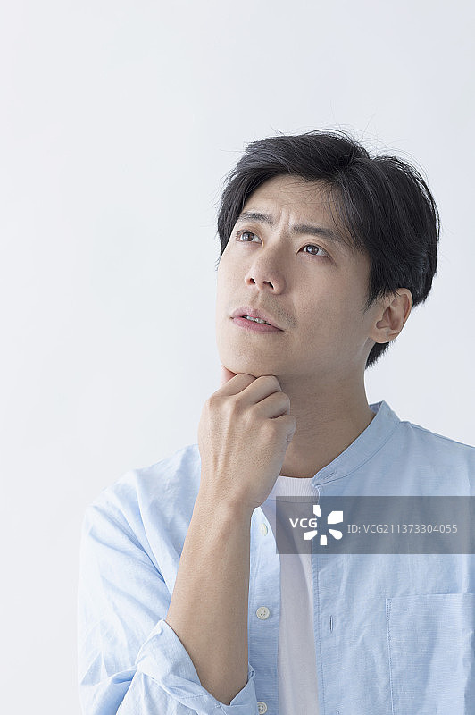 中年男性手托着头正在思考问题图片素材