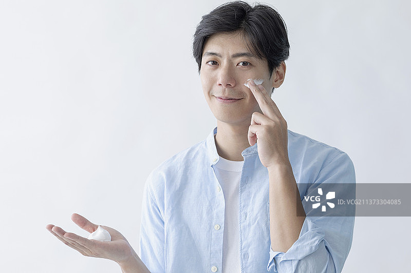 中年男性正在用洗面奶清洁面部图片素材