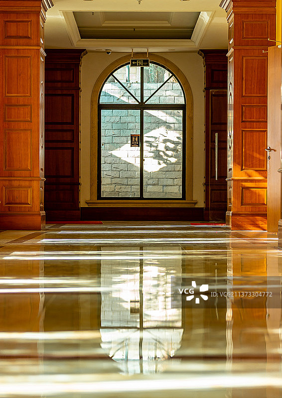 三亚学院书山馆走廊光影图片素材