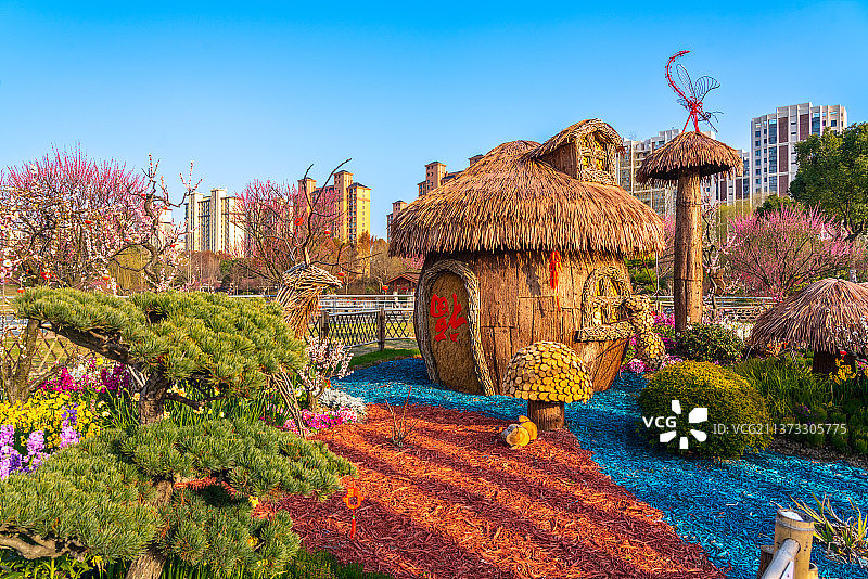 城市公园里的景观装饰花园和贴有福字的喜庆茅草屋田园风光小康生活家园全景图片素材