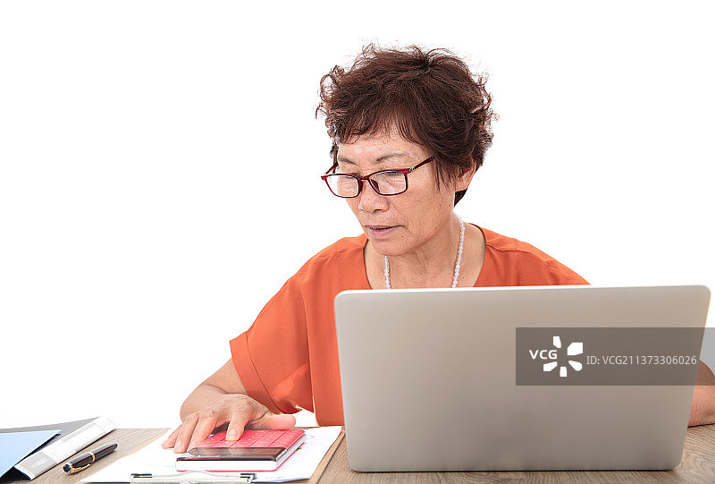 中国商务老年妇女正在认真工作中图片素材
