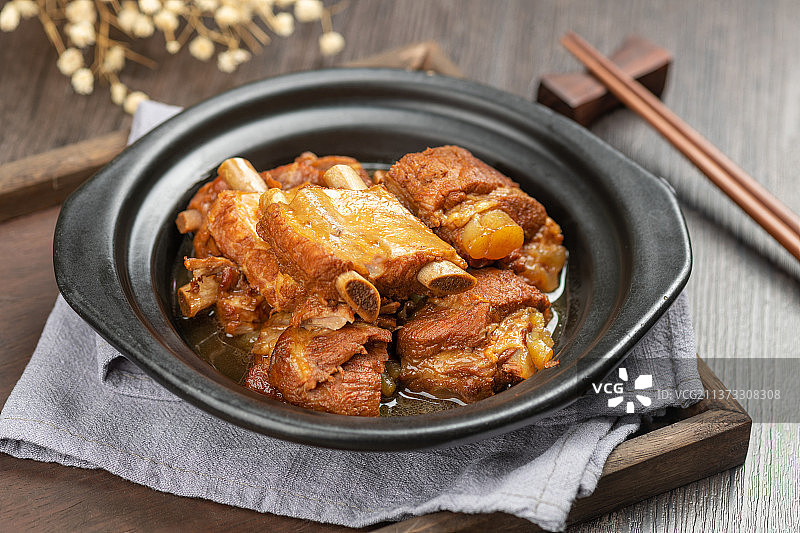 一盘红烧排骨特写木桌面背景图片素材