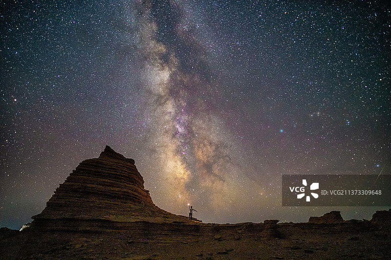 新疆星空光绘银河星系哈密大海道图片素材