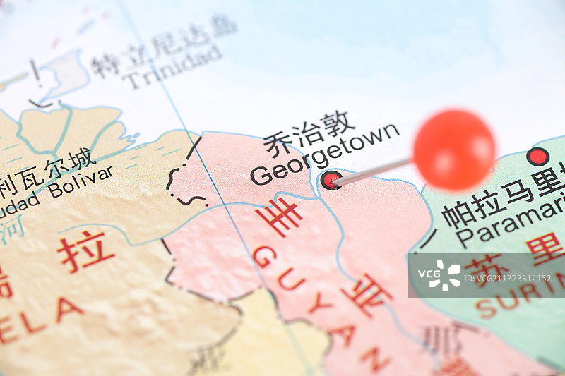 大头钉在地图上标注着圭亚那首都乔治敦的位置图片素材