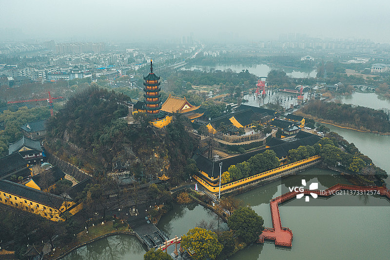 俯瞰烟雨中的金山寺+江苏省镇江市润州区金山景区图片素材