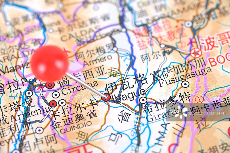 哥伦比亚城市依瓦格在地图上被大头钉标注图片素材