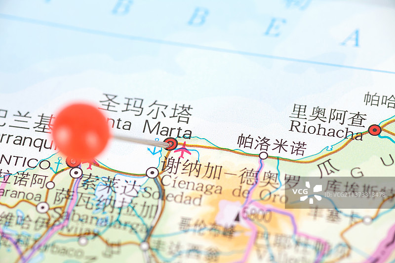 哥伦比亚城市圣玛尔塔在地图上被大头钉标注图片素材