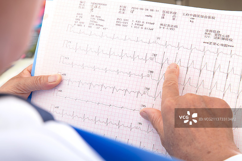 医院医生手拿相关病历材料查看图片素材