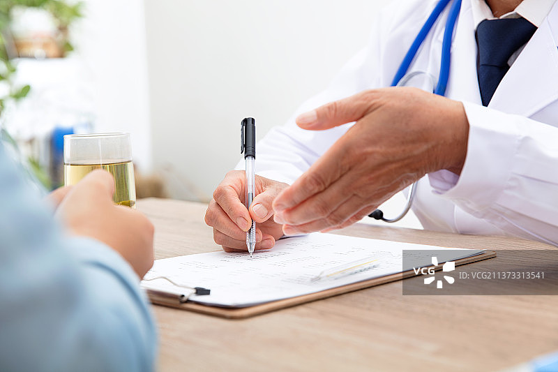 医生指出患者体检报告中有问题的指标图片素材