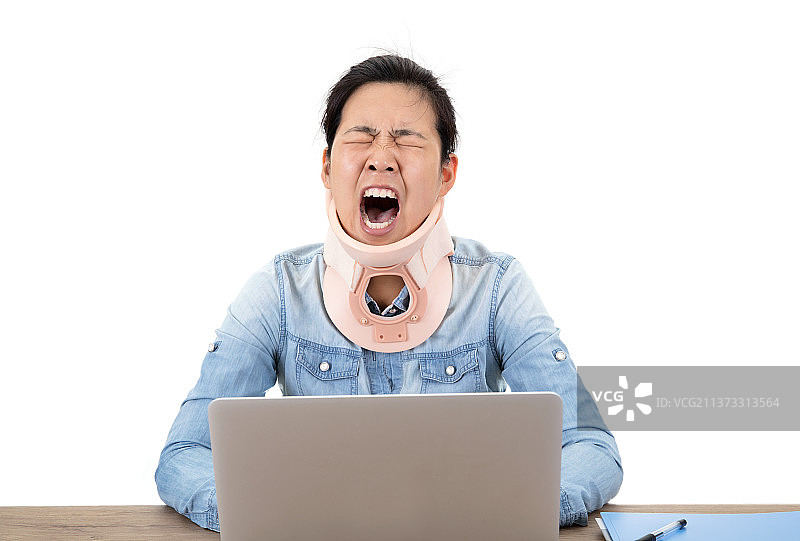 戴着颈托仍在工作劳累打哈欠的中国年轻女孩图片素材