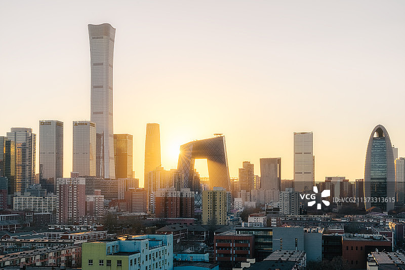 落日的光穿过了央视大楼图片素材