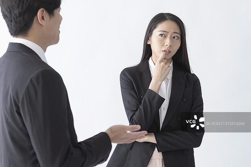 工作中的商业男女正在沟通交谈图片素材