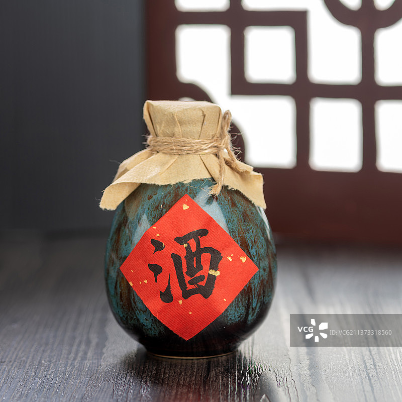 一壶酒特写酒壶酒杯古窗棂木桌面图片素材