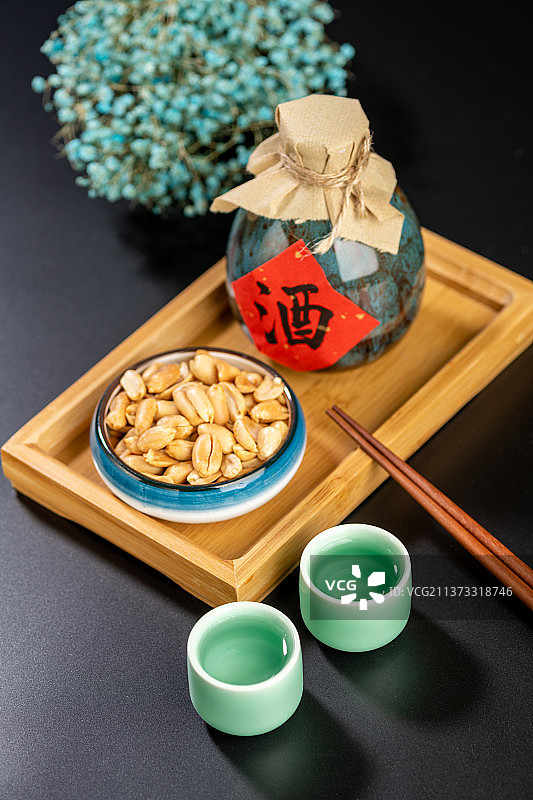 一壶酒特写酒壶酒杯黑色背景图片素材