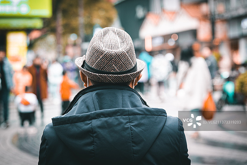 闹市中的静谧图片素材