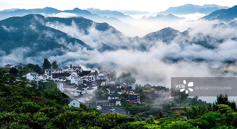 云雾中的村庄图片素材