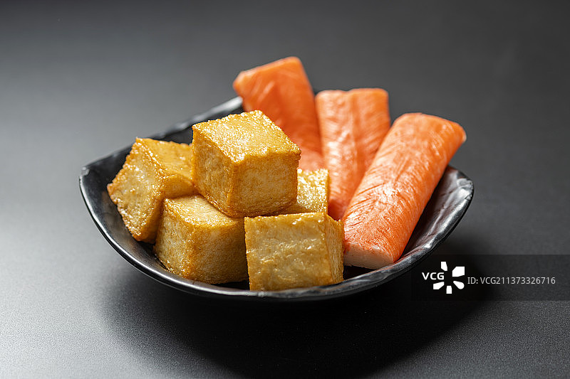 蟹足棒鱼豆腐特写黑色背景图片素材