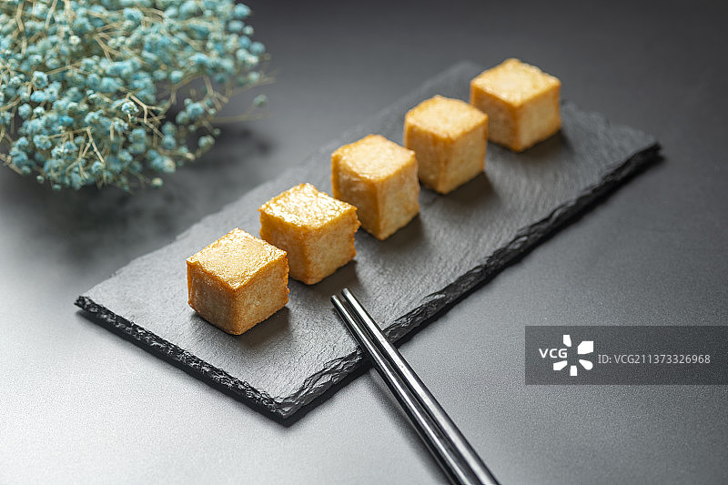 鱼豆腐特写黑色背景图片素材