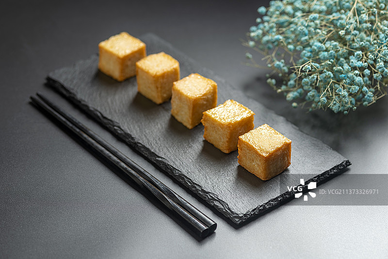 鱼豆腐特写黑色背景图片素材