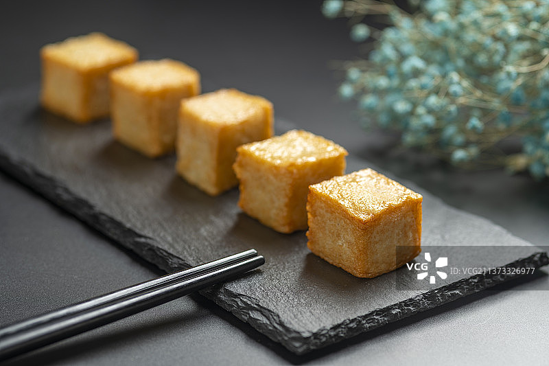 鱼豆腐特写黑色背景图片素材