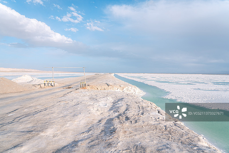 茫崖翡翠湖岸边Mangya Emerald Lake图片素材