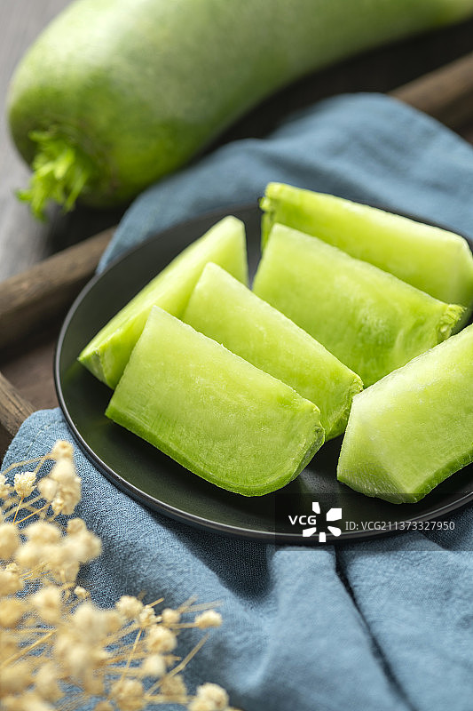 绿皮萝卜青萝卜特写木桌面背景图片素材