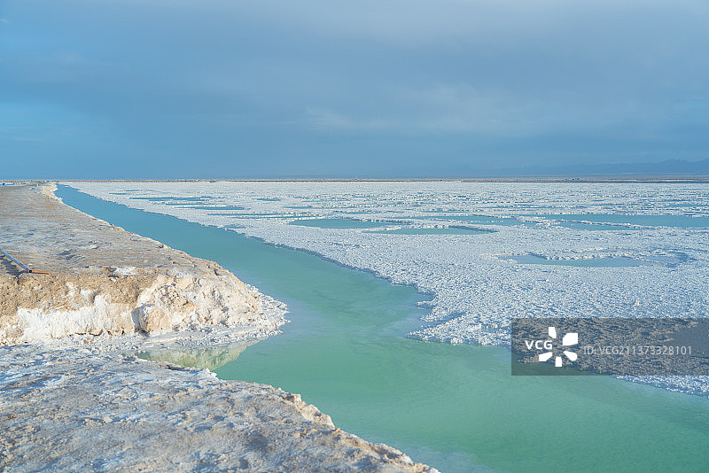 茫崖翡翠湖岸边Mangya Emerald Lake图片素材