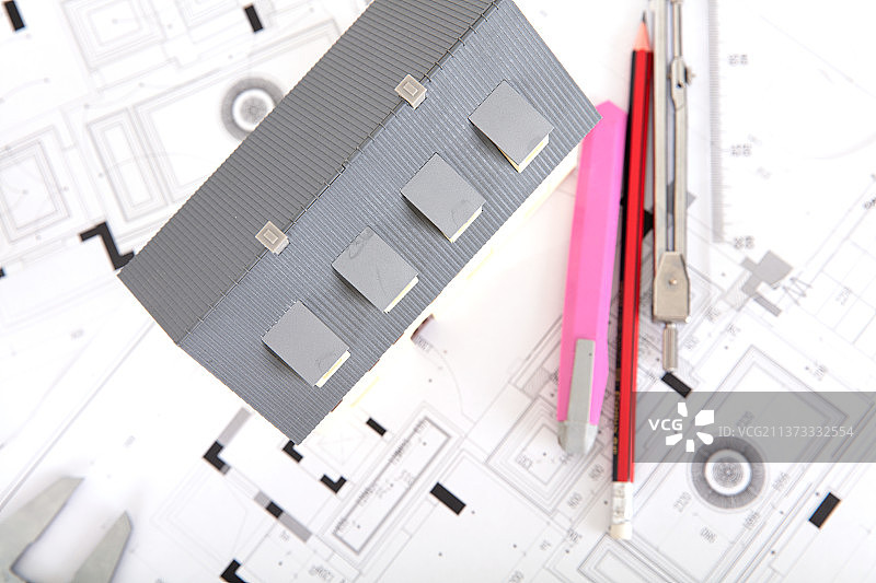 室内装修相关的图纸和小房子模型及相关工具图片素材