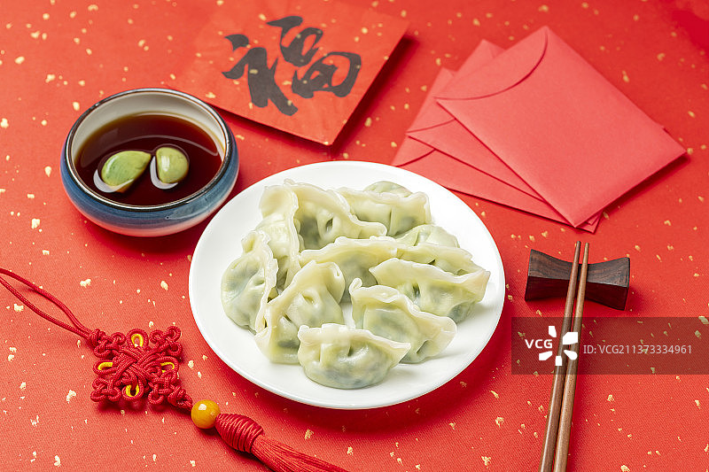 水饺春节美食特写红色洒金背景图片素材