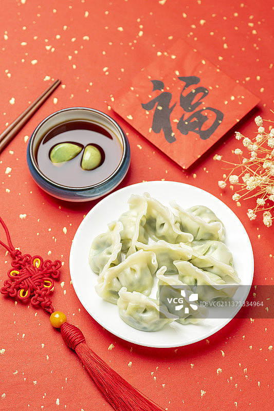 水饺春节美食特写红色洒金背景图片素材