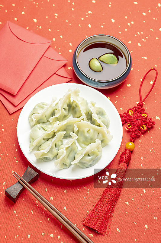 水饺春节美食特写红色洒金背景图片素材