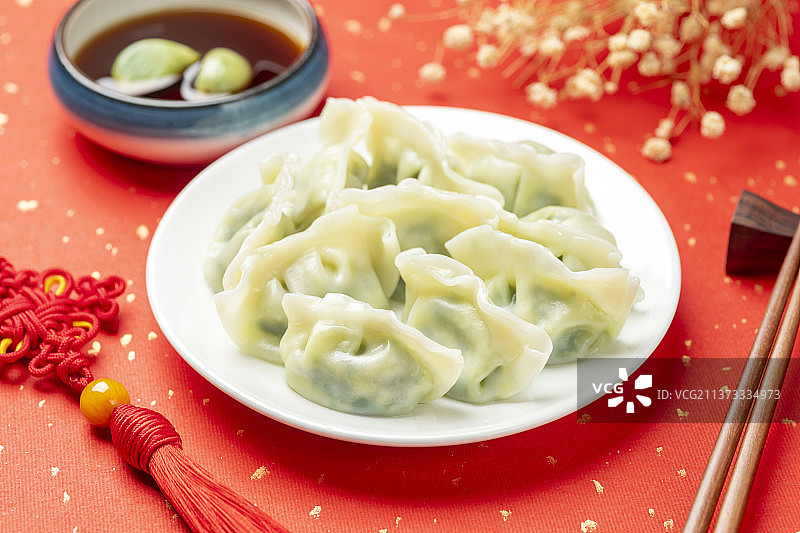 水饺春节美食特写红色洒金背景图片素材