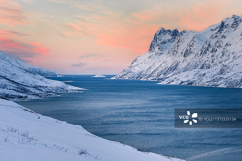 日落时分埃斯峡湾博滕雪山美景，挪威图片素材