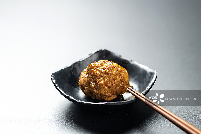 红烧丸子特写黑色背景图片素材
