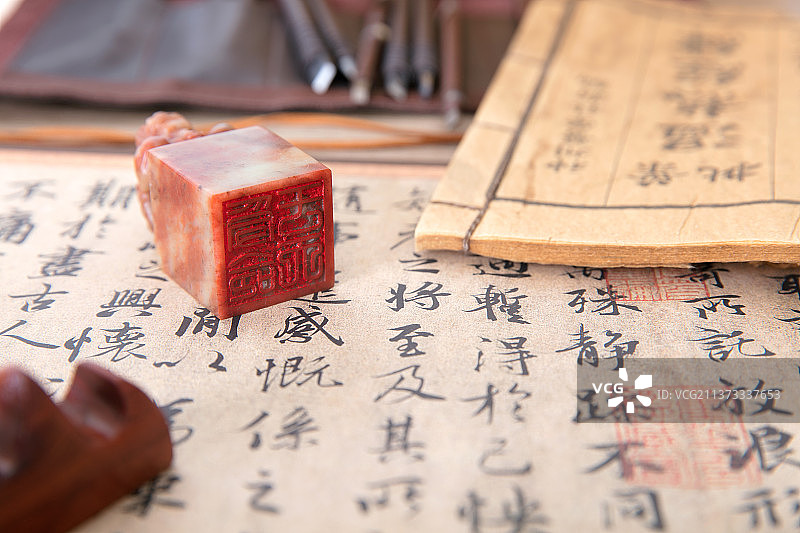 中国传统书法作品和石头印章图片素材