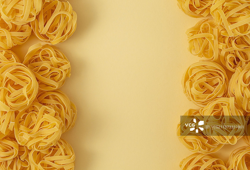 黄色背景上的意大利宽面图片素材