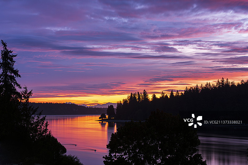 美国华盛顿州苏夸米什镇的阿加特通道日出湖景图片素材