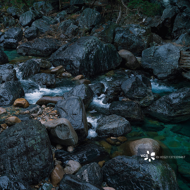 牯牛降雨后溪流中青石的色彩图片素材