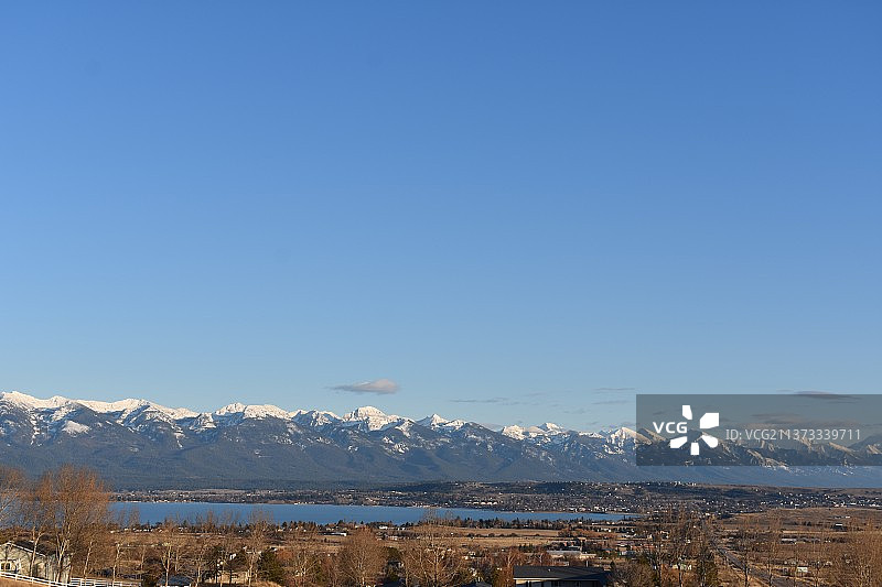 从山上看到的雪山美景图片素材