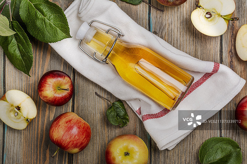 桌上的苹果醋瓶（俯视角度）图片素材
