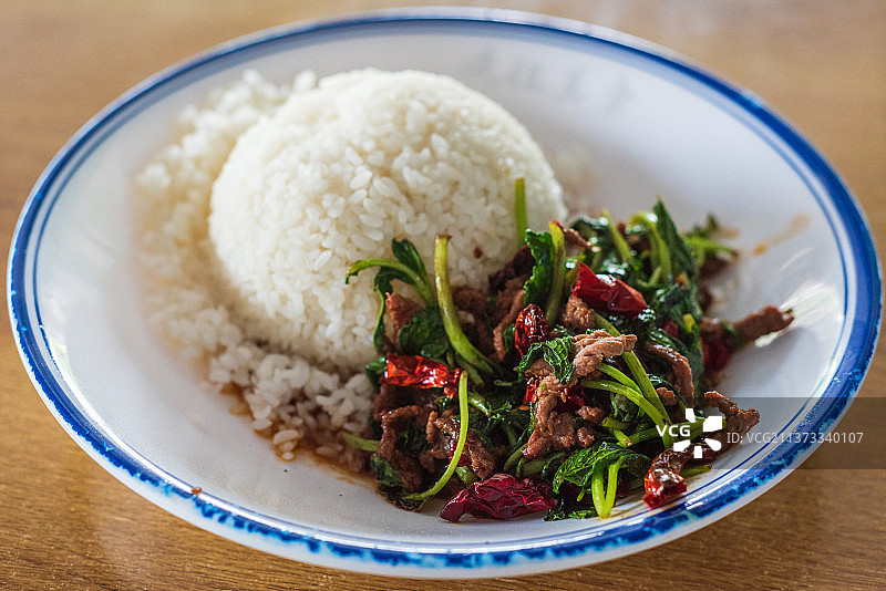 云南特色食物薄荷牛肉盖饭图片素材