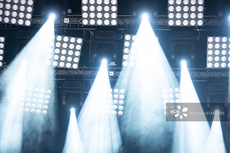 摇滚音乐会照明的明亮舞台顶部灯光图片素材