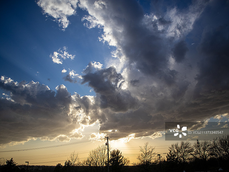傍晚的阳光，日落时天空背景下的树木轮廓，莱纳克萨，堪萨斯州，美国图片素材