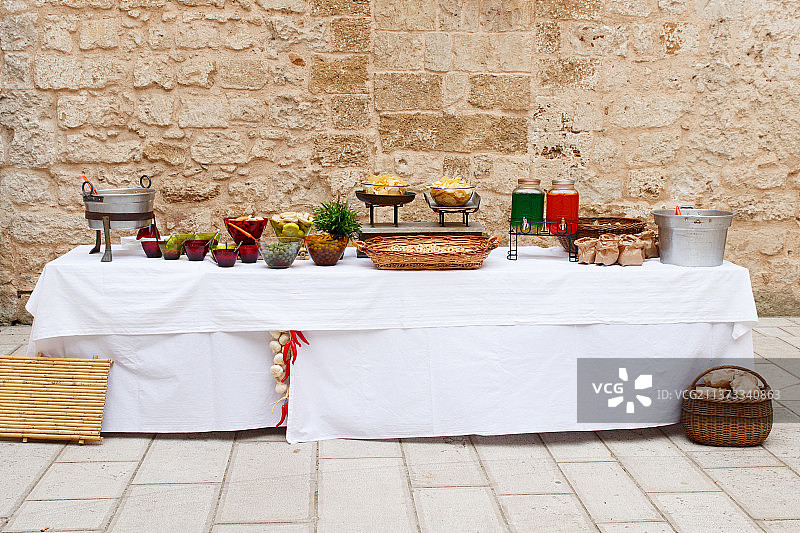 乡村接待餐桌，提供各种食物和饮品图片素材