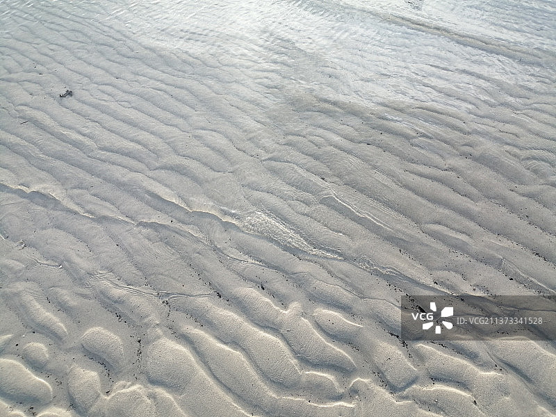 沙滩上沙滩足迹的高角度视图图片素材