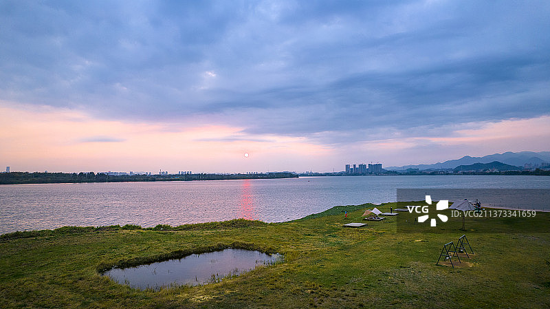 日落时的缤纷岛极限营地图片素材