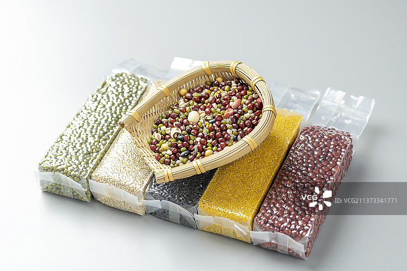 真空包装的杂粮粗粮特写图片素材